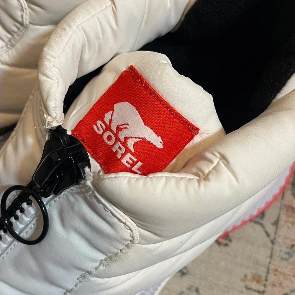 Sorel Out N About Quilted Boots Women’s Size 6 White Red Puffer Winter Shoes